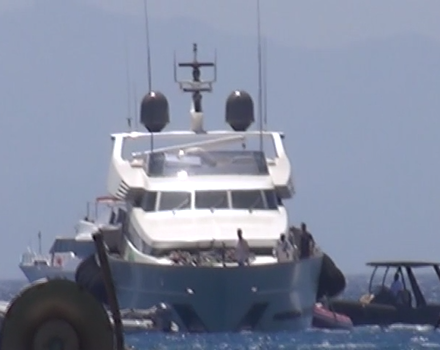 Μύκονος: Πολυτελής θαλαμηγός κινδυνεύει να βυθιστεί – Επιχείρηση υπό την επίβλεψη του λιμενικού