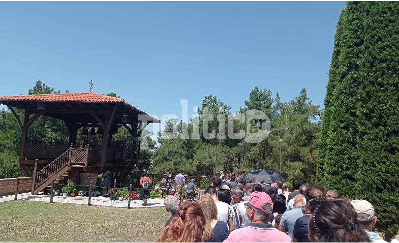 Θεσσαλονίκη: Πλήθος πιστών στον τάφο του Αγίου Παϊσίου στην Σουρωτή (vid & pics)