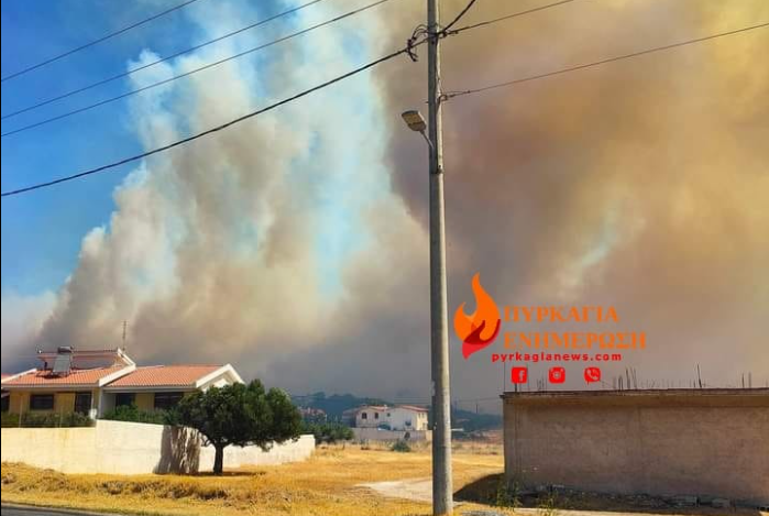 Μεγάλη φωτιά στη Φέριζα Σαρωνικού – Εντολή εκκένωσης από το 112