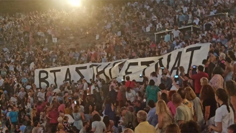Αποφυλάκιση Λιγνάδη: «Βιαστής είναι» – Πανό διαμαρτυρίας στο Αρχαίο θέατρο Επιδαύρου