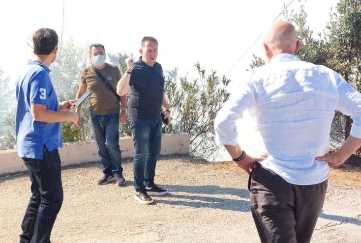 Στο πύρινο μέτωπο της Πεντέλης ο Στέλιος Πέτσας