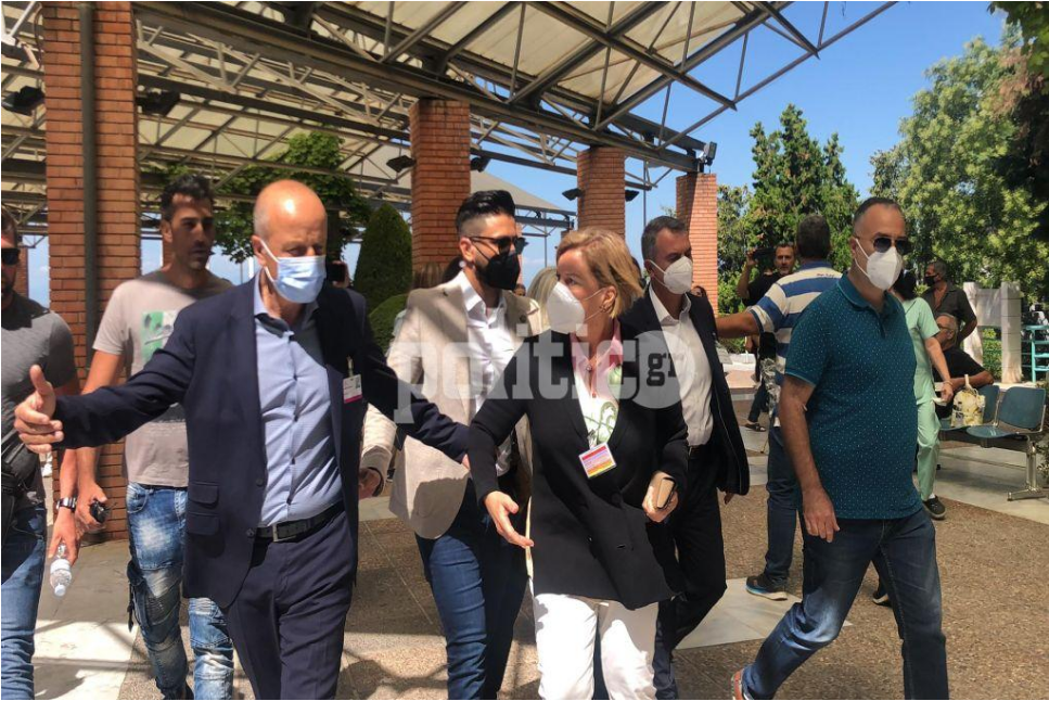 Παπαγεωργίου – Θεσσαλονίκη: Με ύβρεις και συνθήματα υποδέχτηκαν την Μίνα Γκάγκα υγειονομικοί σε αναστολή