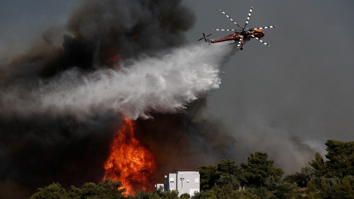 Φωτιά στην Πεντέλη: Μεταξύ Διώνης και Δασαμαρίου το κύριο μέτωπο – Αναζωπύρωση και στο Ντράφι