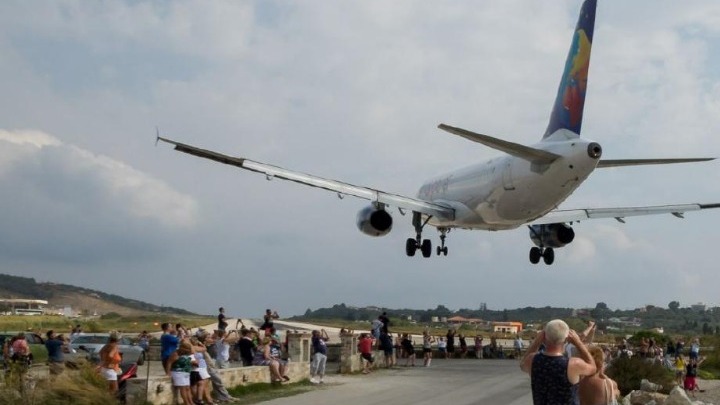 Σκιάθος: Η στιγμή που αεροπλάνο περνά λίγα μέτρα πάνω από τα κεφάλια τουριστών! (vid)