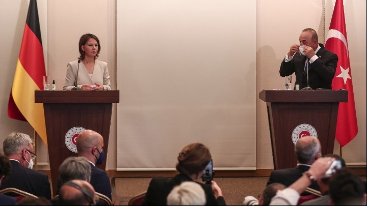 Μπέρμποκ – Τσαβούσογλου: Σύγκρουση για τα νησιά του Αιγαίου, τα ανθρώπινα δικαιώματα, τον Οσμάν Καβαλά και τη Συρία
