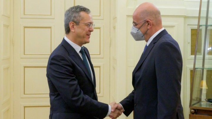 Συνάντηση Ν. Δένδια με τον πρέσβη του Ουζμπεκιστάν στην Ιταλία, με παράλληλη διαπίστευση στην Ελλάδα