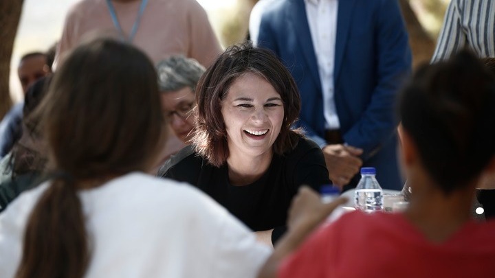 Τη δομή φιλοξενίας του Σχιστού επισκέφθηκε η ΥΠΕΞ της Γερμανίας, Ανναλένα Μπέρμποκ