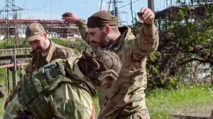 Το Κίεβο καταδικάζει τις εκκλήσεις Ρώσων να «κρεμάσουν» τους μαχητές του Αζόφ