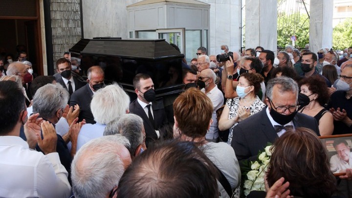Τον Ηλία Νικολακόπουλο αποχαιρέτησαν δεκάδες πολίτες