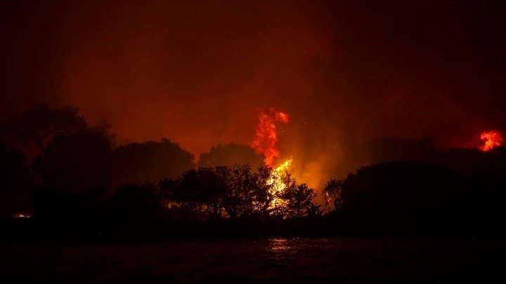 Τρεις κοινότητες του δήμου Ήλιδας απειλεί η φωτιά που ξεκίνησε από τις Πόρτες Αχαΐας