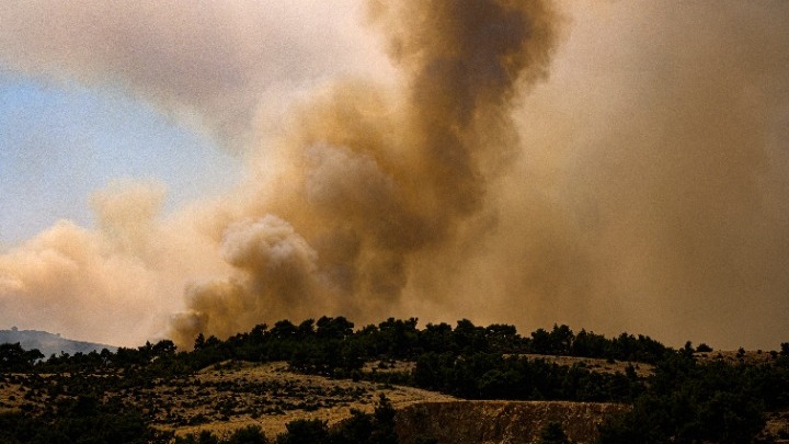 Τρία πύρινα μέτωπα στο Εθνικό Πάρκο Δαδιάς – Μαίνεται η πυρκαγιά σε Λέσβο και Ηλεία