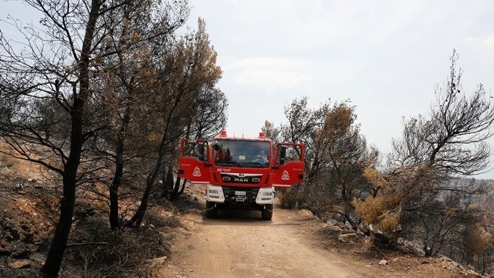 Υπό έλεγχο οι πυρκαγιές στους Αγίους Θεοδώρους και στο Λουτράκι