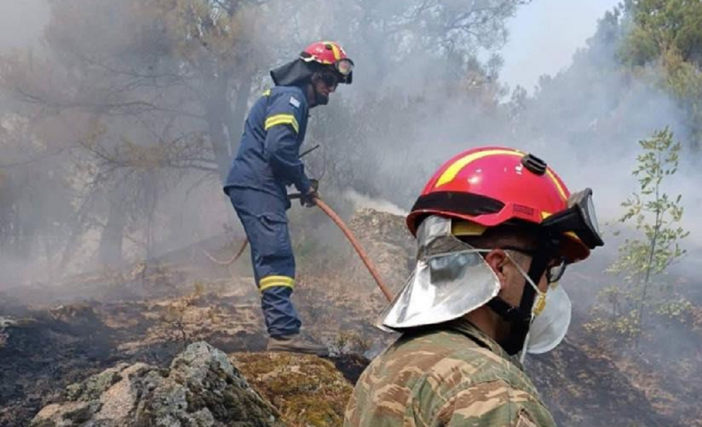 Μεγάλη φωτιά δίπλα στο χωριό Αρτέμιδα στη Ζαχάρω