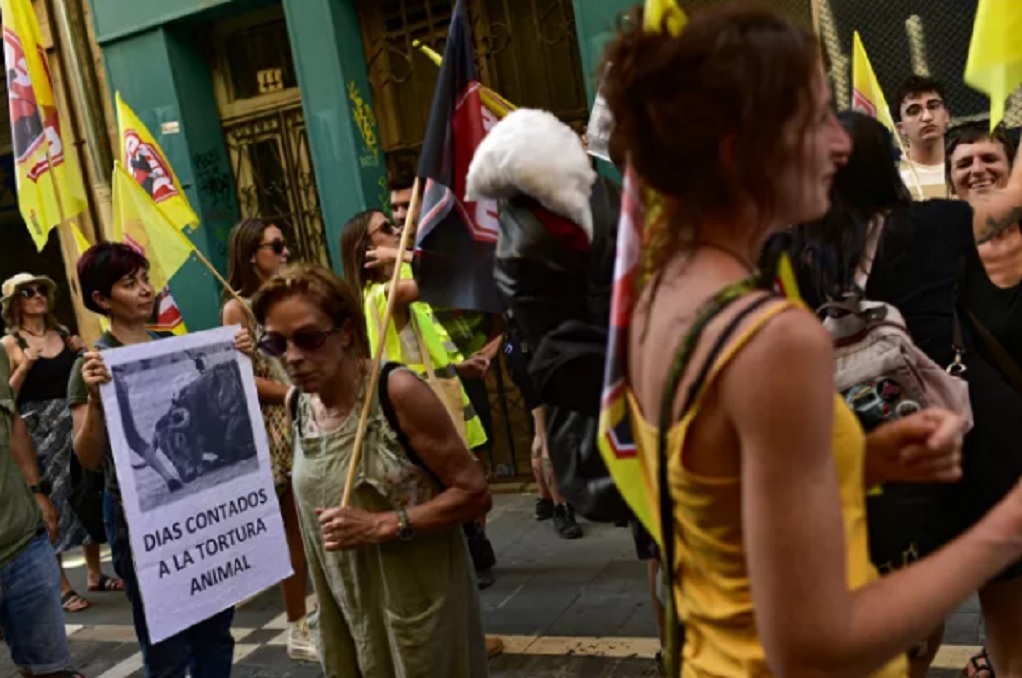 Ισπανία: Διαδήλωση στην Παμπλόνα μετά τις καταγγελίες για βιασμό και σεξουαλικές επιθέσεις στο φεστιβάλ του Σαν Φερμίν