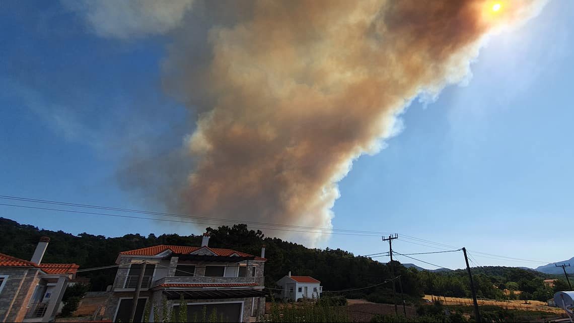 Μυτιλήνη: Μεγάλη φωτιά σε δασική έκταση – Μήνυμα για εκκένωση στα Βατερά (pics & vid)