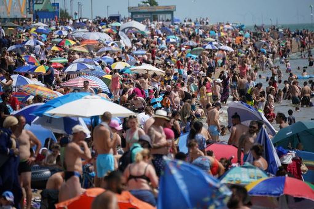 Σαρώνει ο καύσωνας την Ευρώπη – Ετοιμάζονται για θερμοκρασίες ρεκόρ στην Βρετανία!