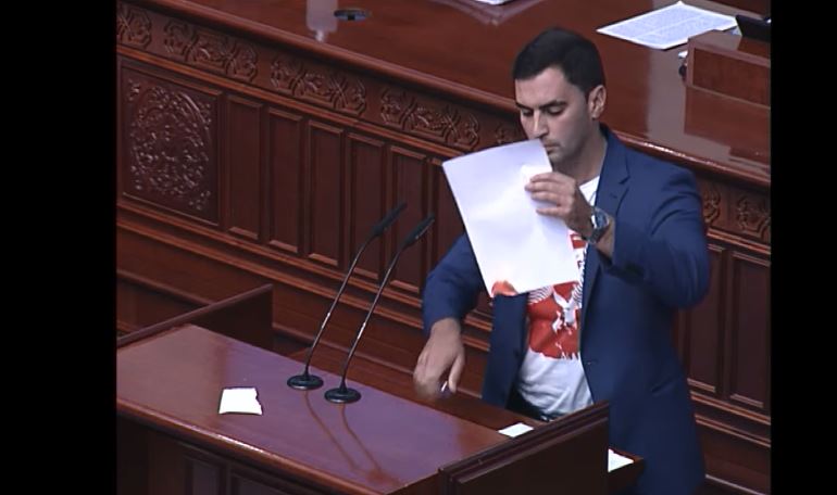 Βόρεια Μακεδονία: Βουλευτής έκαψε τη γαλλική πρόταση μέσα στο κοινοβούλιο (vid)