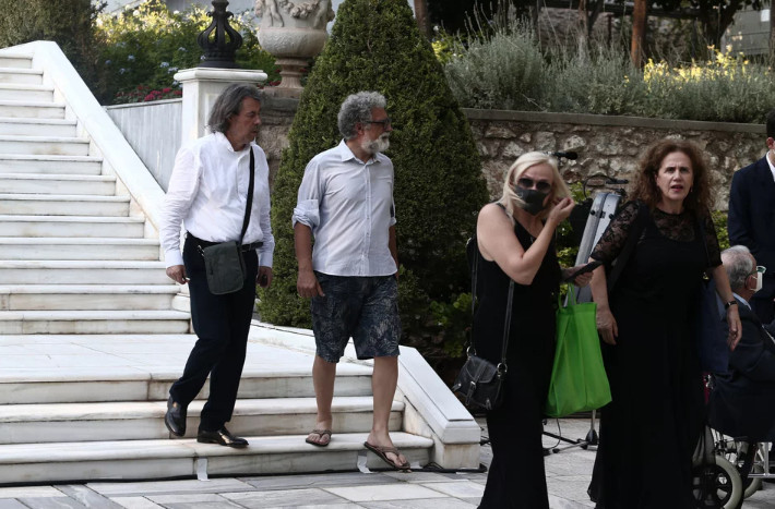 Προεδρικό Μέγαρο: Άνδρας εμφανίστηκε με…σαγιονάρα και βερμούδα στη δεξίωση για την Αποκατάσταση της Δημοκρατίας