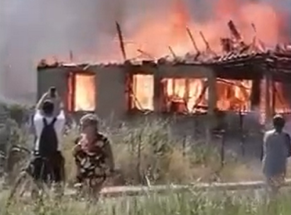 Φωτιά σε σπίτι στον Άγιο Κωνσταντίνο Ωρωπού: Κίνδυνος να εξαπλωθεί λόγω δυνατών ανέμων (vid)