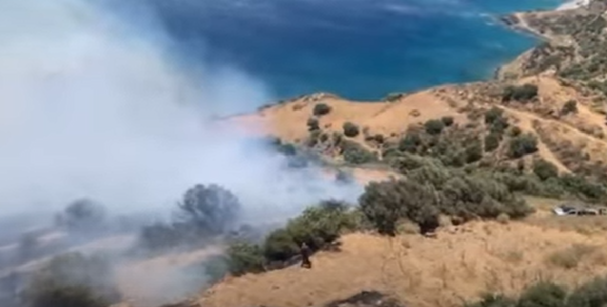 Φωτιά στο Ρέθυμνο – Καίει κοντά σε ενοικιαζόμενα δωμάτια