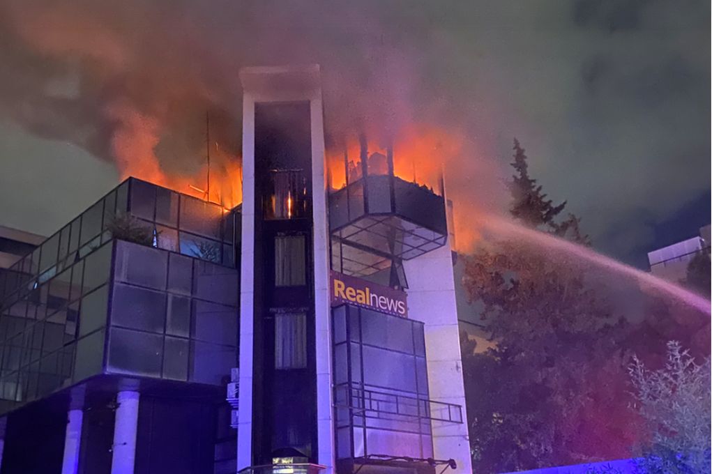 Φωτιά στον Real FM: Βρέθηκαν γκαζάκια στο κτήριο – Επιβεβαιώνονται οι φόβοι των εργαζομένων