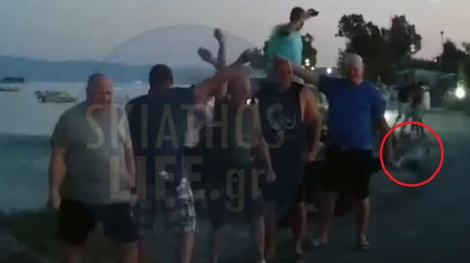 Σκιάθος: Η στιγμή της εκτίναξης της 61χρονης τουρίστριας κατά την απογείωση αεροπλάνου