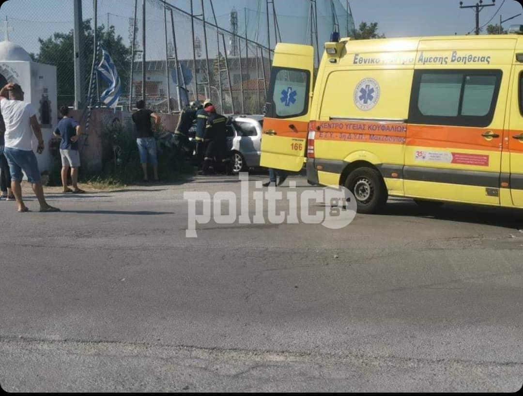 Θεσσαλονίκη: Τροχαίο στον Εύοσμο – Προσπάθεια απεγκλωβισμού του οδηγού (pics)