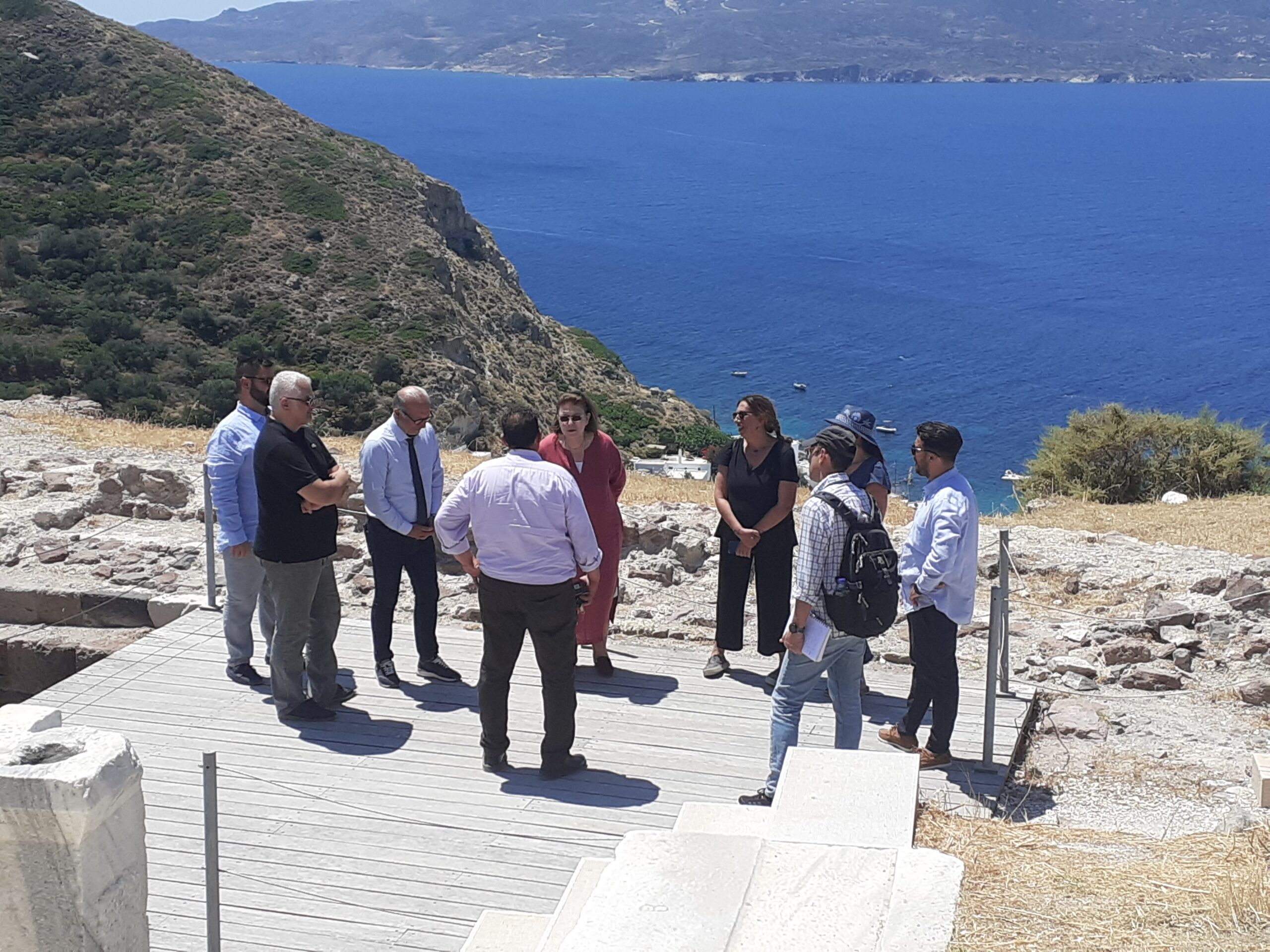Στις Δυτικές Κυκλάδες η Λ. Μενδώνη: Αυτοψία σε μνημεία και προγραμματισμός νέων έργων (pics)