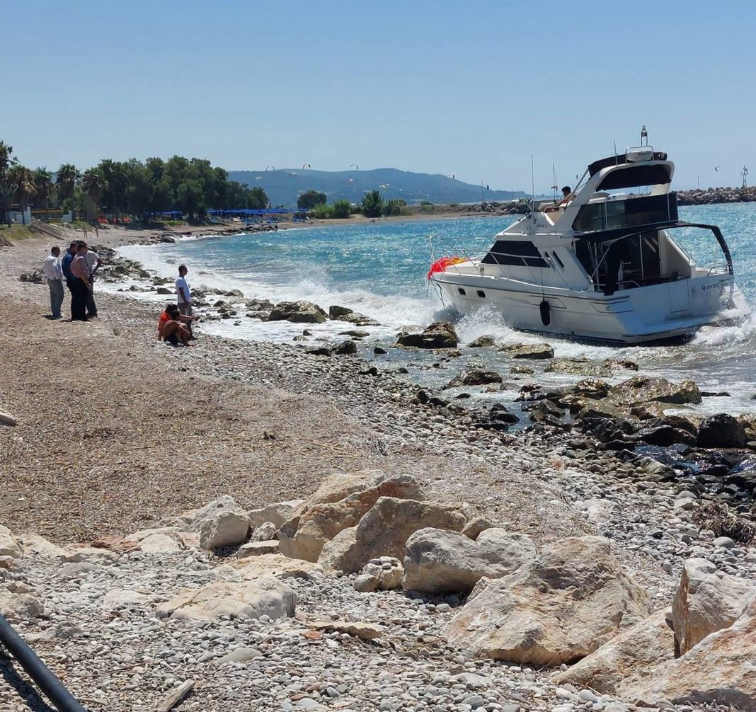 Ρόδος: Παράτυποι μετανάστες αποβιβάστηκαν από σκάφος που προσάραξε στα βράχια στην παραλία των Φάνων
