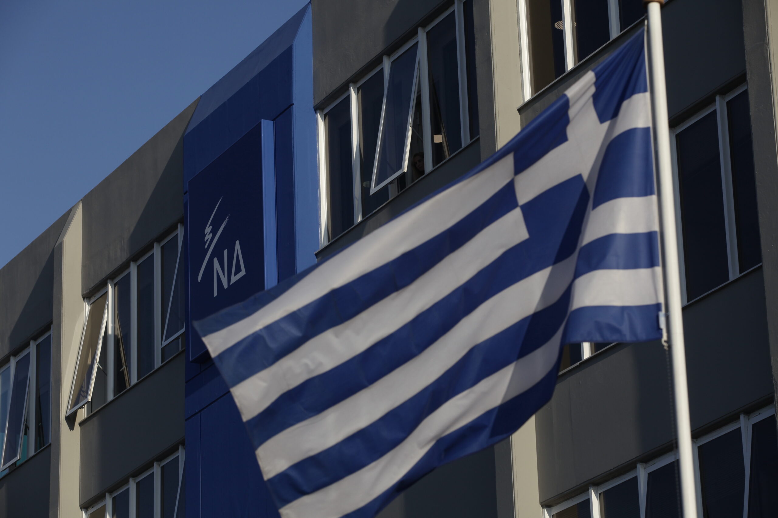 Νέα Δημοκρατία για ΣΥΡΙΖΑ: “Ευτυχώς δεν ζήτησε να γίνει η συνεδρίαση στις 14 Αυγούστου, όπως όταν ψήφιζε το 3ο μνημόνιο”.
