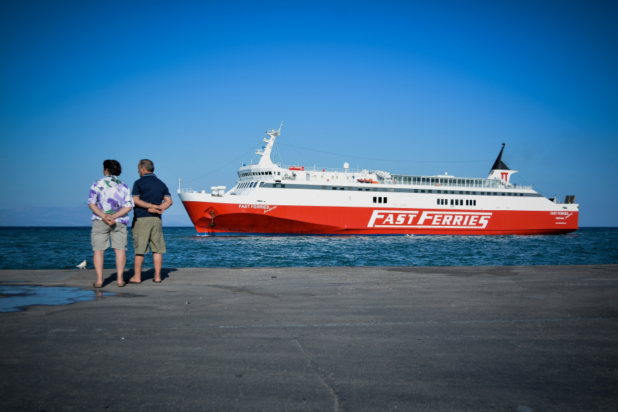 Μηχανική βλάβη στο Fast Ferries Andros: Επιστρέφει στη Ραφήνα