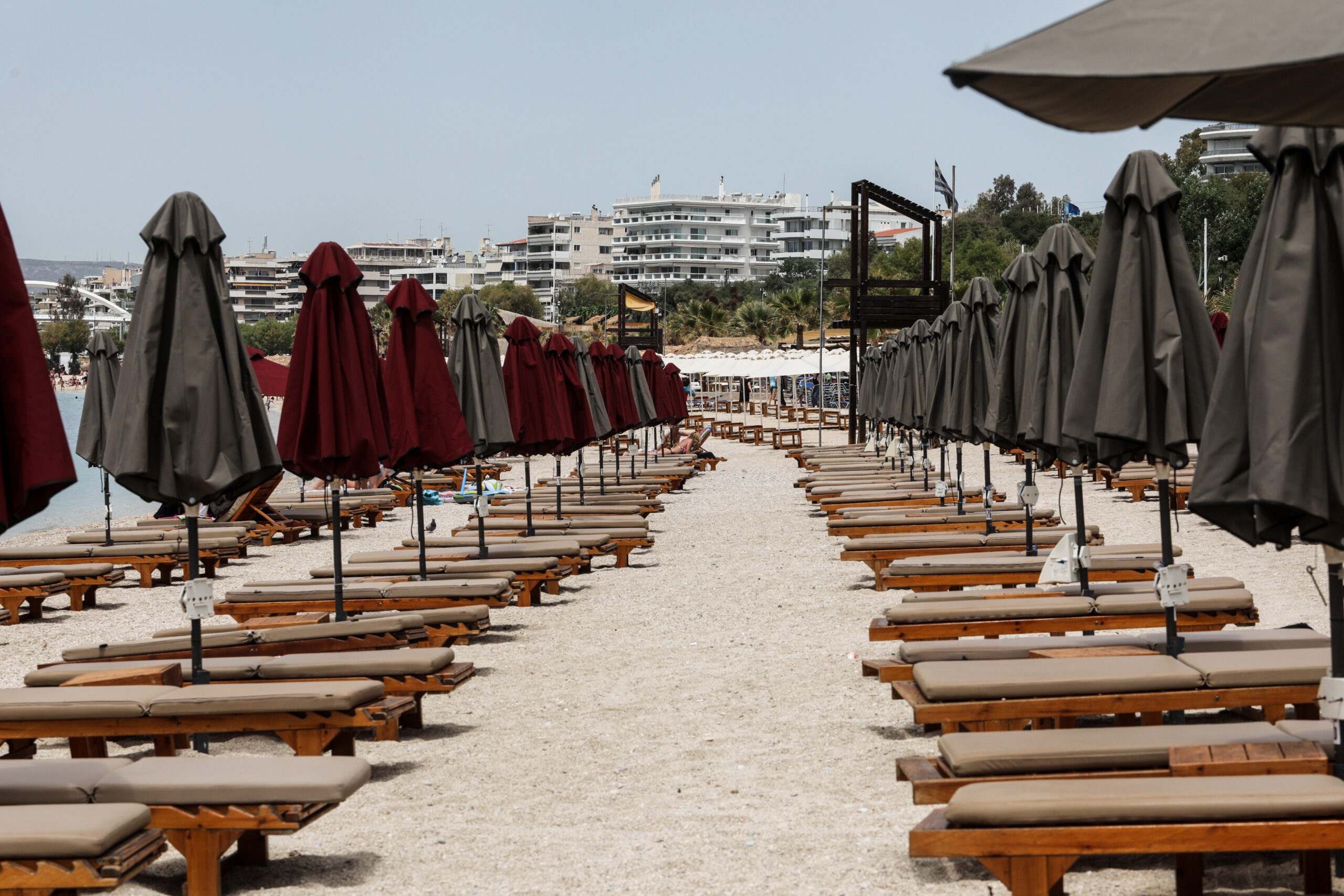 Σαρωτικοί έλεγχοι σε βενζινάδικα, κυλικεία πλοίων και ξαπλώστρες ενόψει τριημέρου