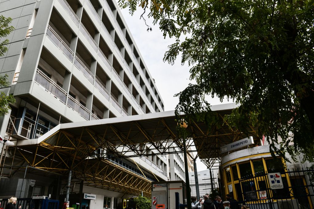 Μεταμφιέστηκαν σε τραυματιοφορείς και έκλεψαν καρκινοπαθή στον Ευαγγελισμό – Τι αναφέρει η καταγγελία