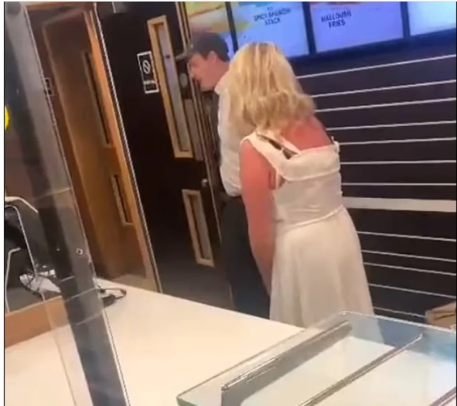 Viral έγινε γυναίκα σε McDonald’s Λονδίνου – Έβαζε τα μπέργκερ στο σουτιέν της (vid & pics)
