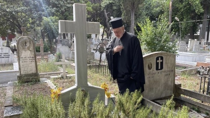 Αρχιεπίσκοπος Αμερικής: Επίσκεψη στον τάφο του πατέρα του στην Κωνσταντινούπολη