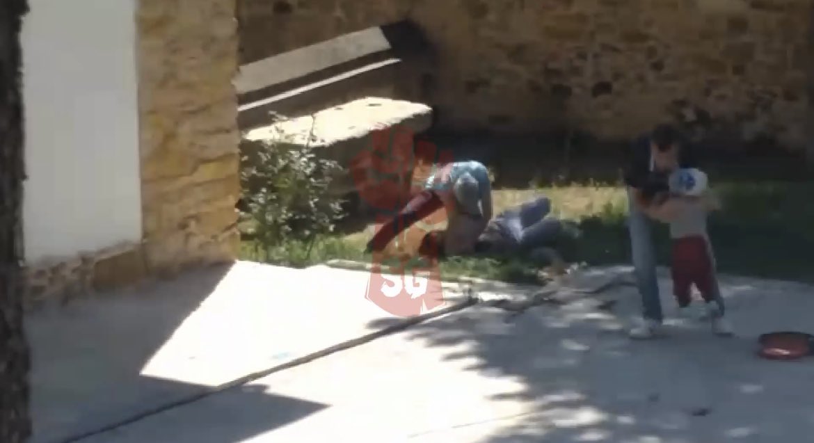 Τουρκία – Βίντεο Σοκ: Μαχαίρωσε την γυναίκα του μπροστά στο παιδί τους