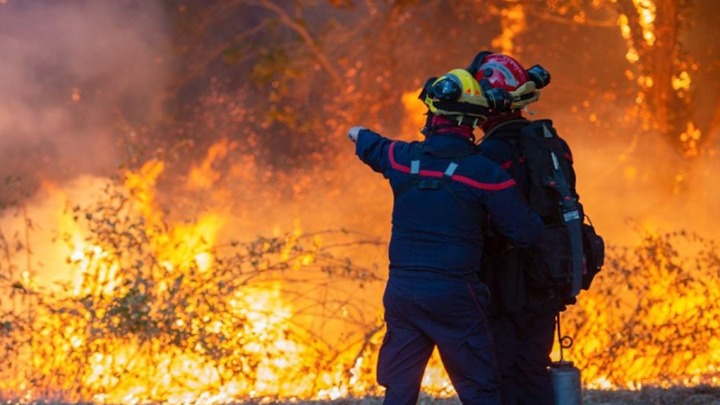 Η Ευρώπη στέλνει βοήθεια στη Γαλλία, που συνεχίζει να βιώνει πύρινο εφιάλτη