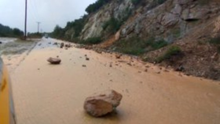Καρδίτσα: Καταπτώσεις βράχων στα ορεινά – Ισχυρή χαλαζόπτωση σε καλλιέργειες στον Παλαμά