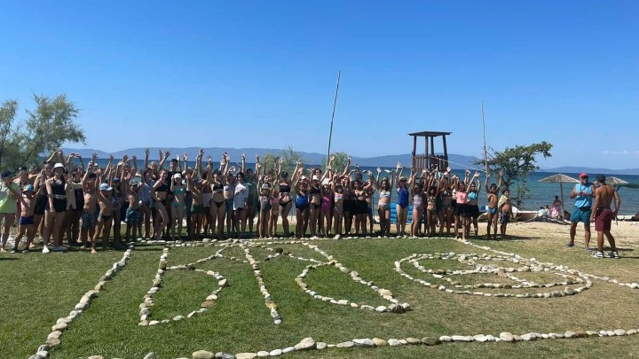 Παιδιά από την Ουκρανία μοιράζονται ξέγνοιαστες στιγμές με Ελληνόπουλα σε κατασκήνωση