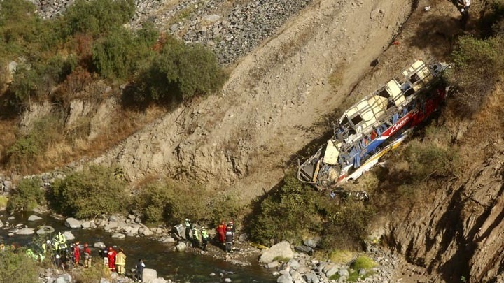 Περού: Φορτηγάκι έπεσε από γκρεμό – 16 νεκροί και ένας τραυματίας