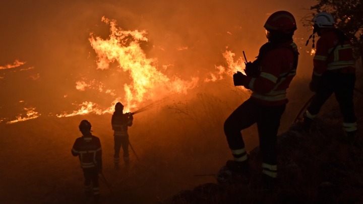 Πορτογαλία: Αναζωπυρώθηκε η πυρκαγιά στον εθνικό δρυμό της Σέρα ντα Εστρέλα