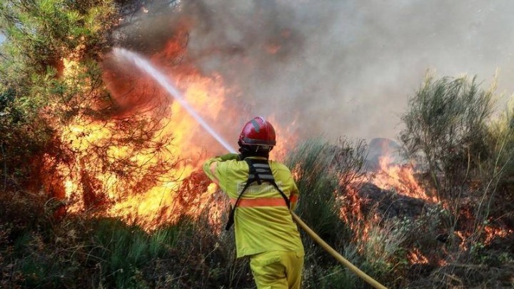 Σε κατάσταση συναγερμού η Πορτογαλία: Δίνουν μάχη με τις φλόγες