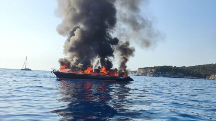 Πυρκαγιά σε ιστιοφόρο με 7 Ιταλούς βορειοανατολικά των Αντίπαξων