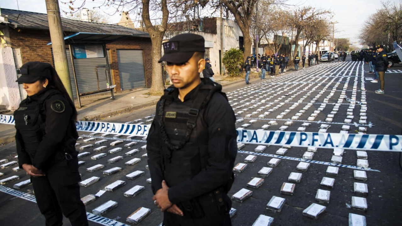 Αργεντινή: Πάνω από 1,6 τόνο κοκαΐνης είχαν κρύψει σε σακιά με ζωοτροφές για μεταφορά στο Ντουμπάι