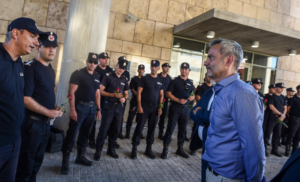 Στο Δημαρχείο Θεσσαλονίκης οι Ρουμάνοι πυροσβέστες που επιχείρησαν σε δασικές πυρκαγιές στην Ελλάδα – Το «ευχαριστώ» Ζέρβα