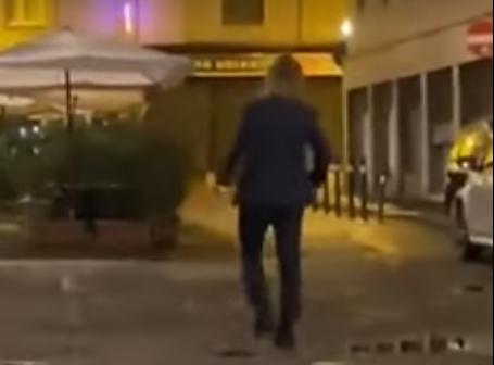 Σάλος στην Ιταλία: Ο Πάβελ Νέντβεντ χορεύει και θωπεύει τρεις ημίγυμνες κοπέλες (vid)