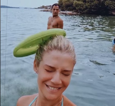 Ο Δήμος Αναστασιάδης πετυχαίνει με φρίσμπι το κεφάλι της Τζένη Θεωνά