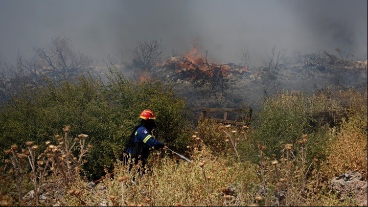 Αστέρας Βουλιαγμένης: Υπό μερικό έλεγχο τέθηκε η πυρκαγιά