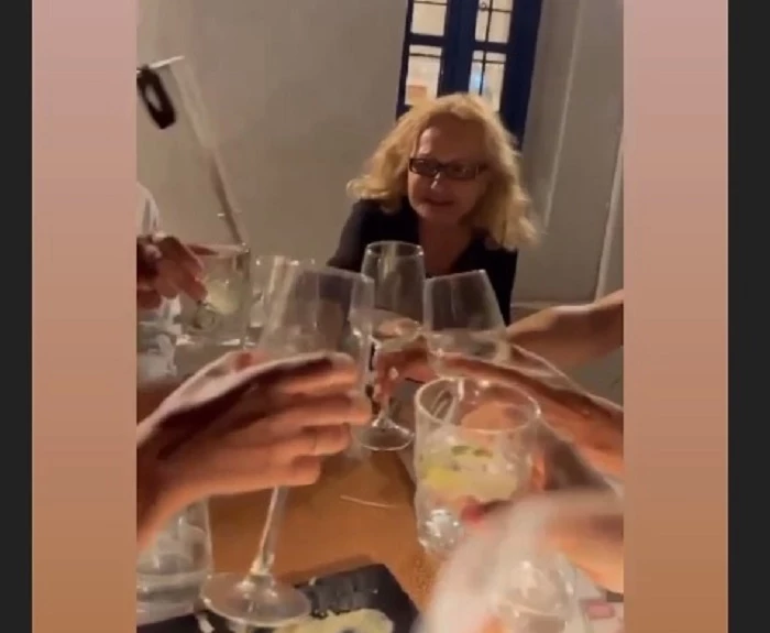 Αγγελική Νικολούλη: Που εθεάθη να πίνει και να τραγουδάει τα «Μαργαριτάρια» του Κώστα Μακεδόνα με την παρέα της (vids)