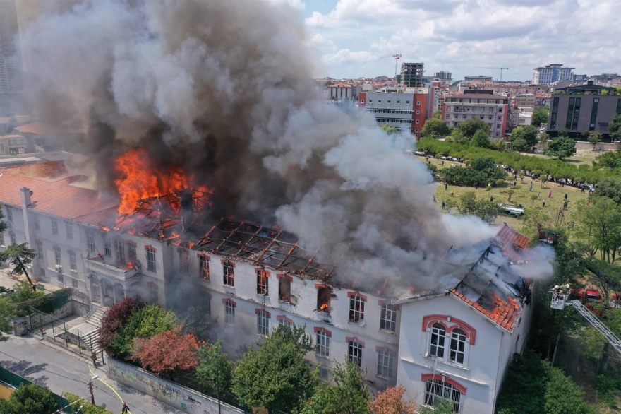 Φωτιά στο ελληνικό νοσοκομείο της Κωνσταντινούπολης – Το κτήριο κάηκε ολοσχερώς (pics & vids)